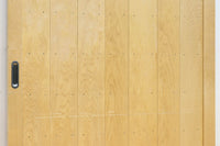 幅887ミリ　凛とした雰囲気の木地色の板戸　F8476　在庫2枚