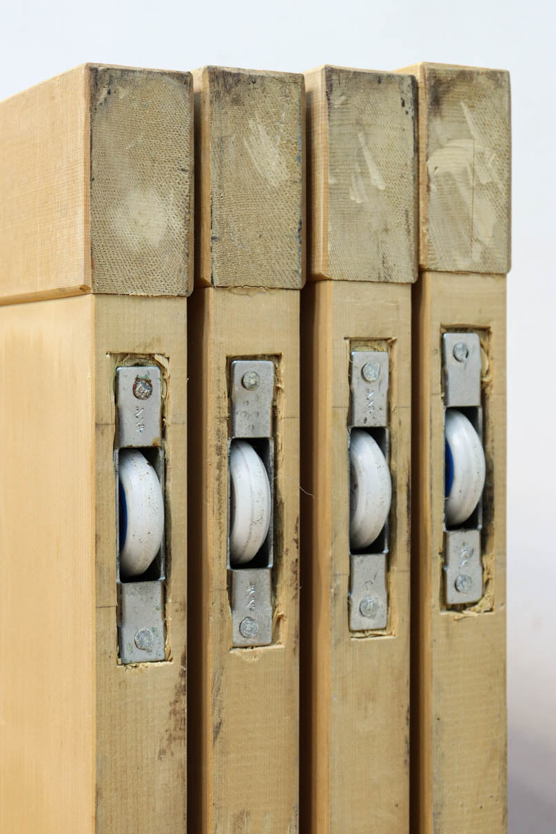 幅887ミリ　凛とした雰囲気の木地色の板戸　F8476　在庫2枚