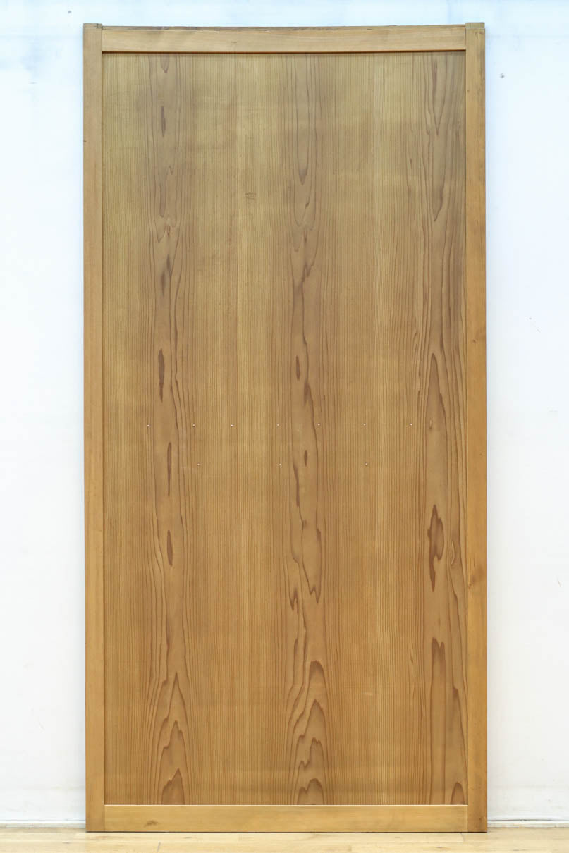 幅878ミリ 縦に流れる美しい杢目が目を引く板戸 F8477a 在庫2枚 – 古福