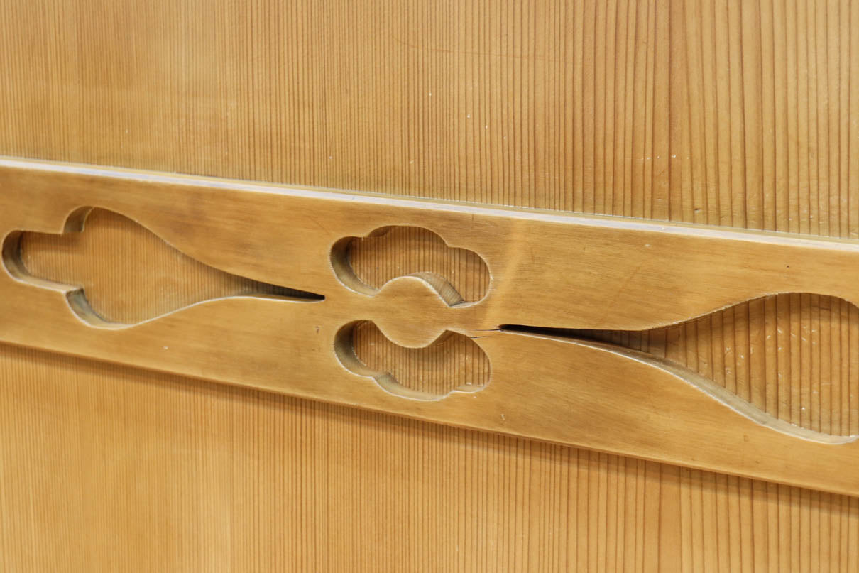 幅878ミリ　優しい木地色の色彩で上品な趣きある板戸　F8477b　在庫2枚