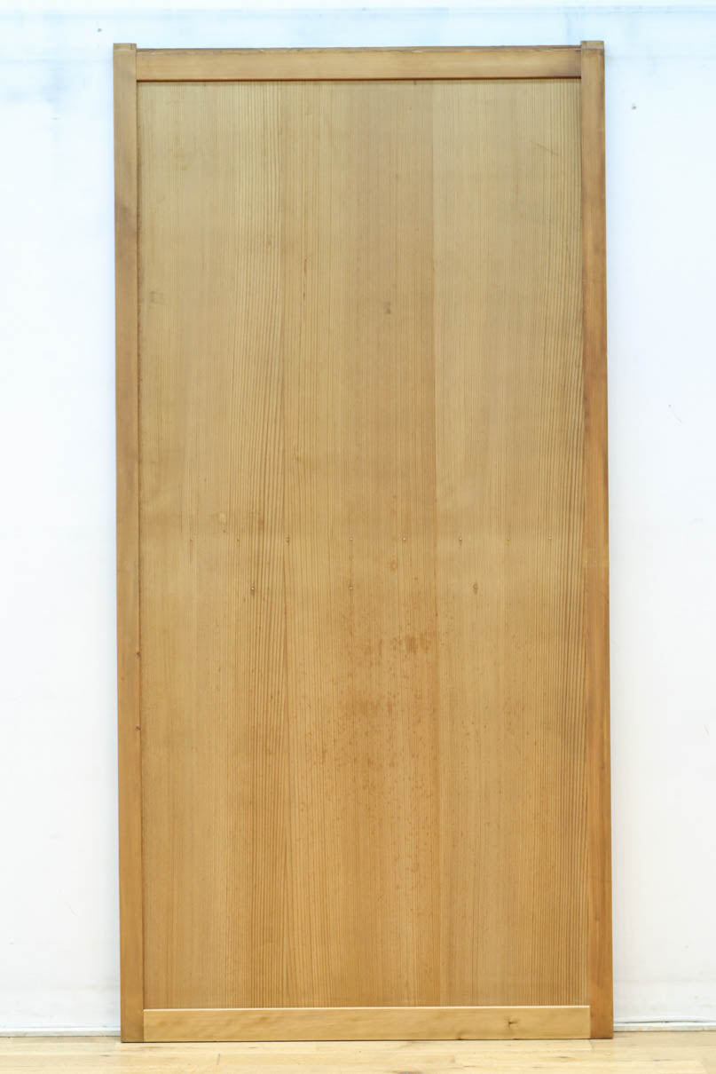 幅878ミリ　優しい木地色の色彩で上品な趣きある板戸　F8477b　在庫2枚