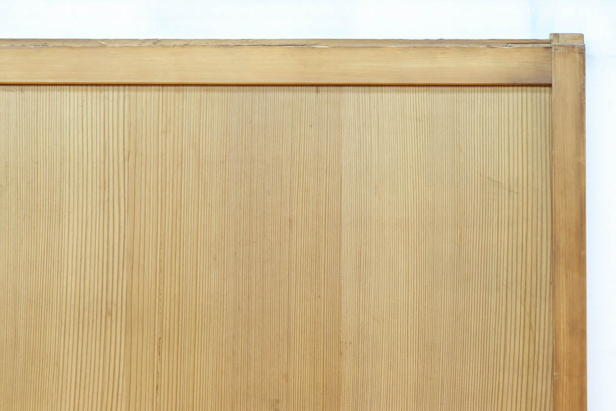 幅878ミリ　優しい木地色の色彩で上品な趣きある板戸　F8477b　在庫2枚