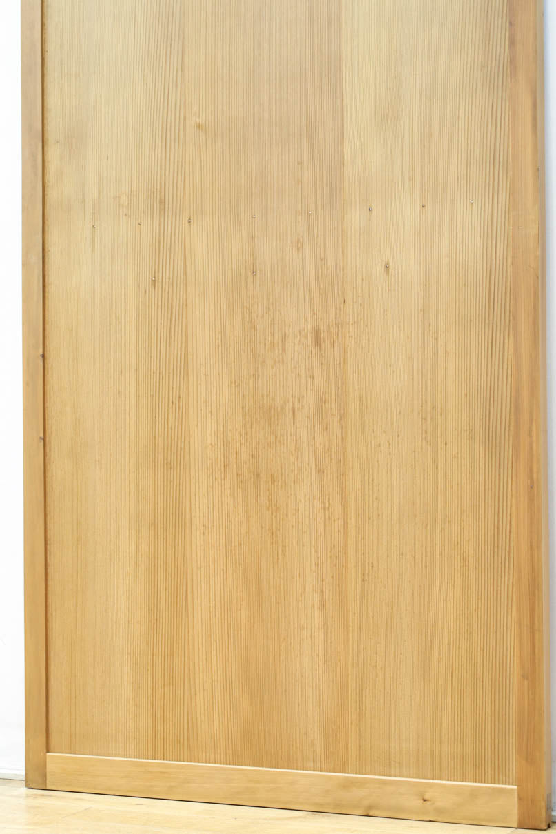 幅878ミリ　優しい木地色の色彩で上品な趣きある板戸　F8477b　在庫2枚