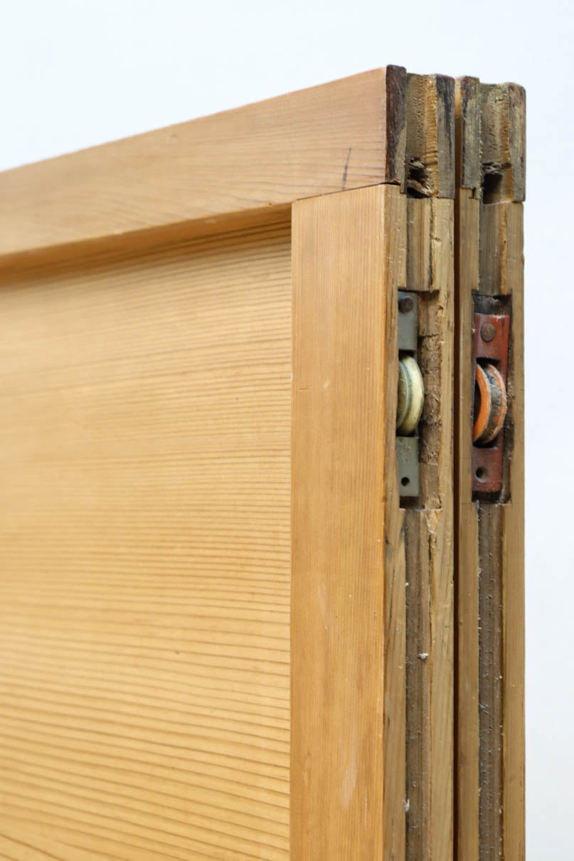 幅878ミリ　優しい木地色の色彩で上品な趣きある板戸　F8477b　在庫2枚