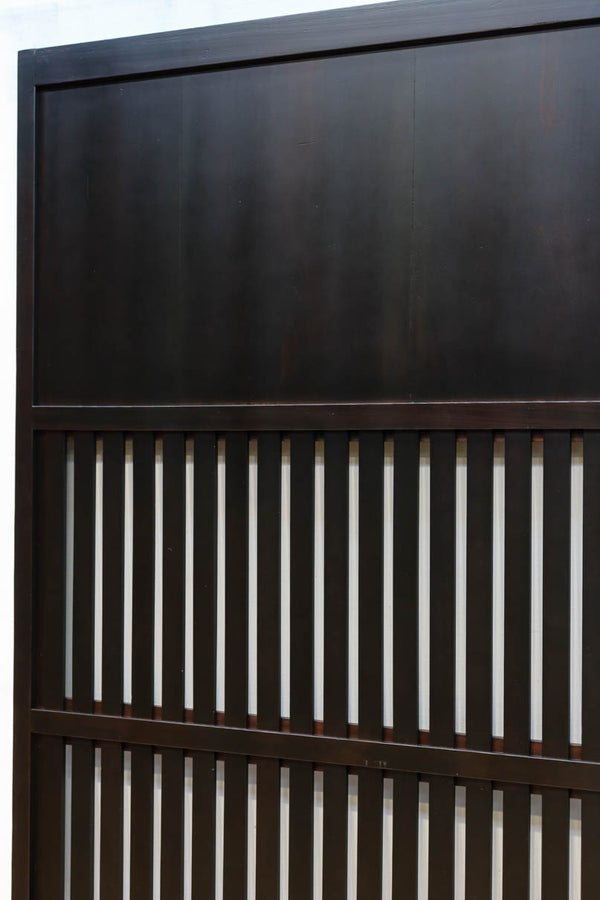 幅925ミリ　落ち着いた面持ちが魅力の透かし無双板戸　F8479　在庫1枚