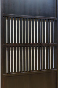 幅925ミリ　落ち着いた面持ちが魅力の透かし無双板戸　F8479　在庫1枚