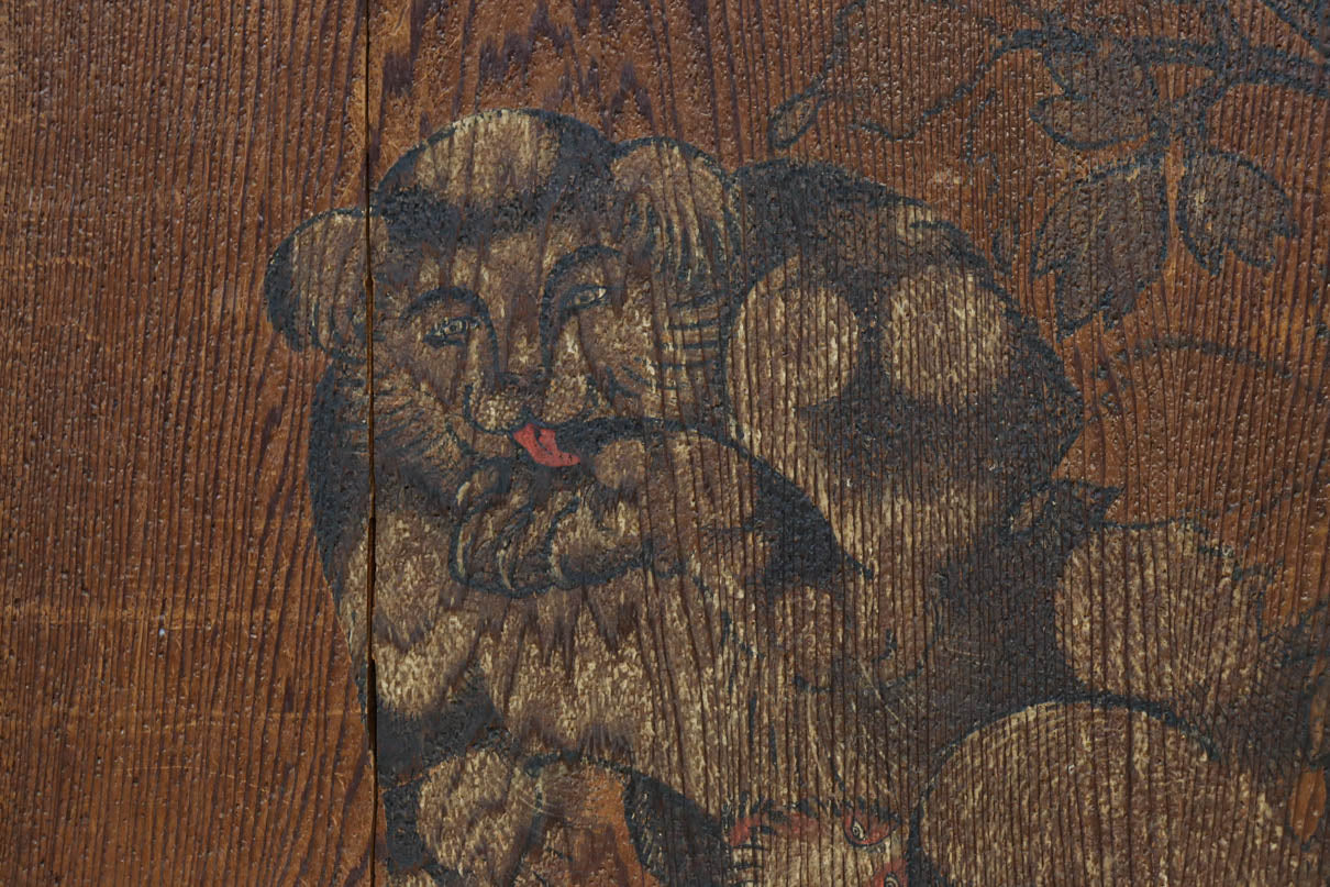 唐獅子の親子に牡丹を添えた歴史を重ねた味わい深い絵戸一組　F8481ab　在庫2枚一組