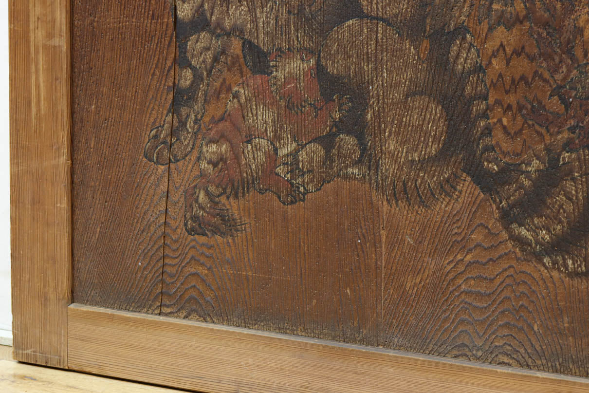 唐獅子の親子に牡丹を添えた歴史を重ねた味わい深い絵戸一組　F8481ab　在庫2枚一組