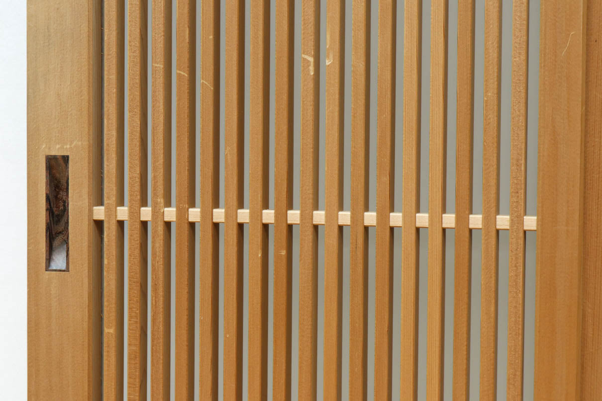 即決■味のある千本格子戸【格子窓】4枚セット■巾86×100cm■古建具古民具昭和レトロ時代古道具アンティーク骨董和室古民家リノベーション R-062654 アンティーク建具 小窓付き 回転する小窓付きが珍しいシンプルな