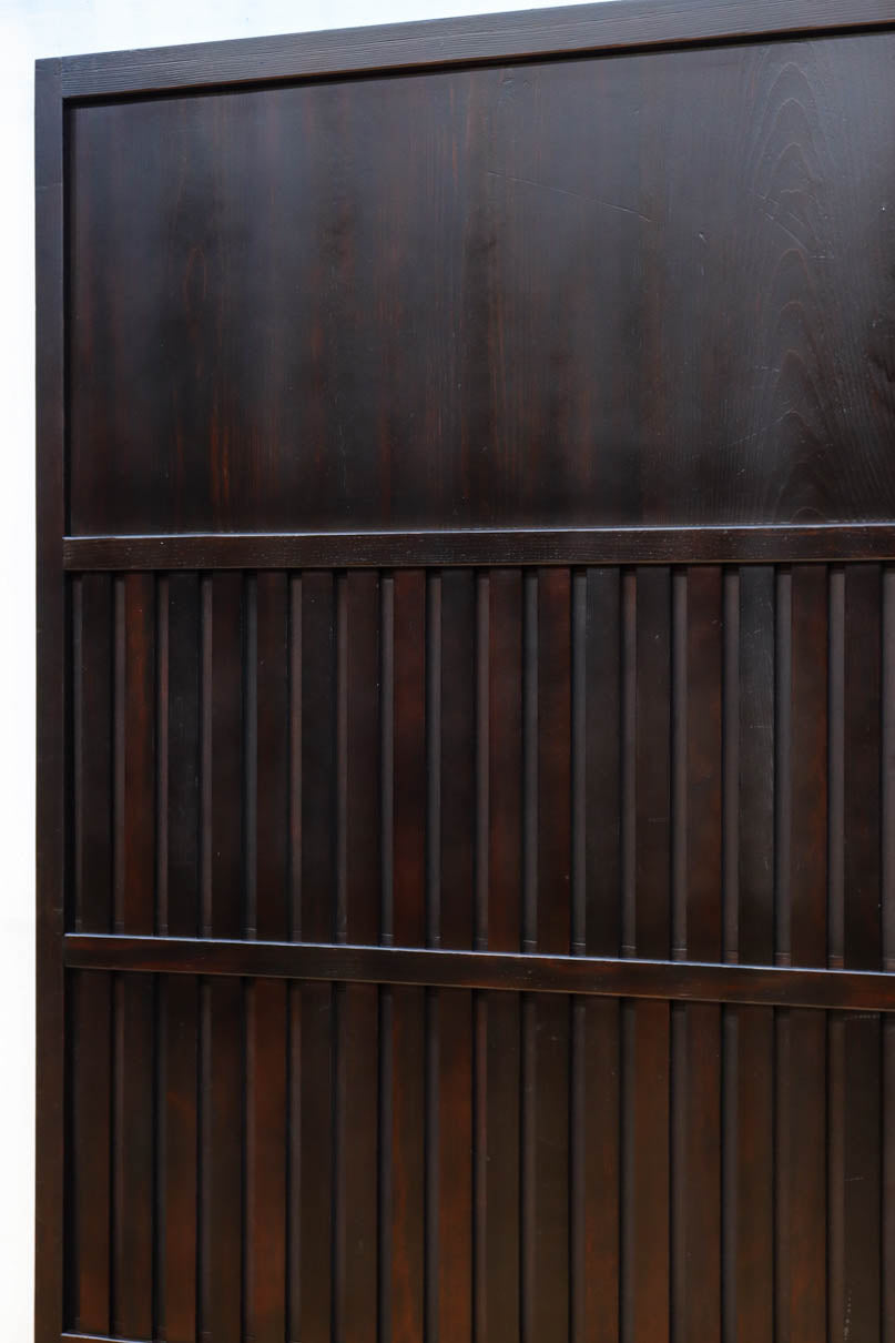 幅924ミリ　深い色合いで落ち着きのある無双板戸　F8497　在庫2枚