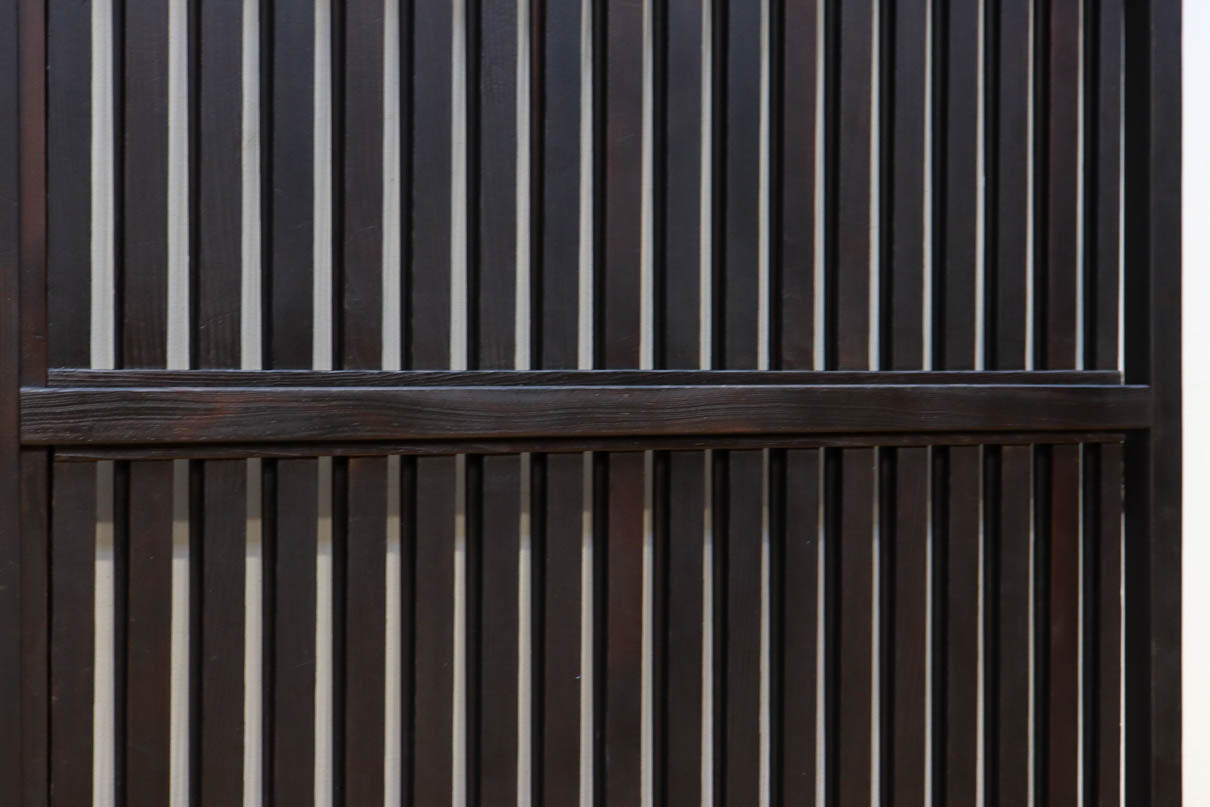 幅924ミリ　深い色合いで落ち着きのある無双板戸　F8497　在庫2枚