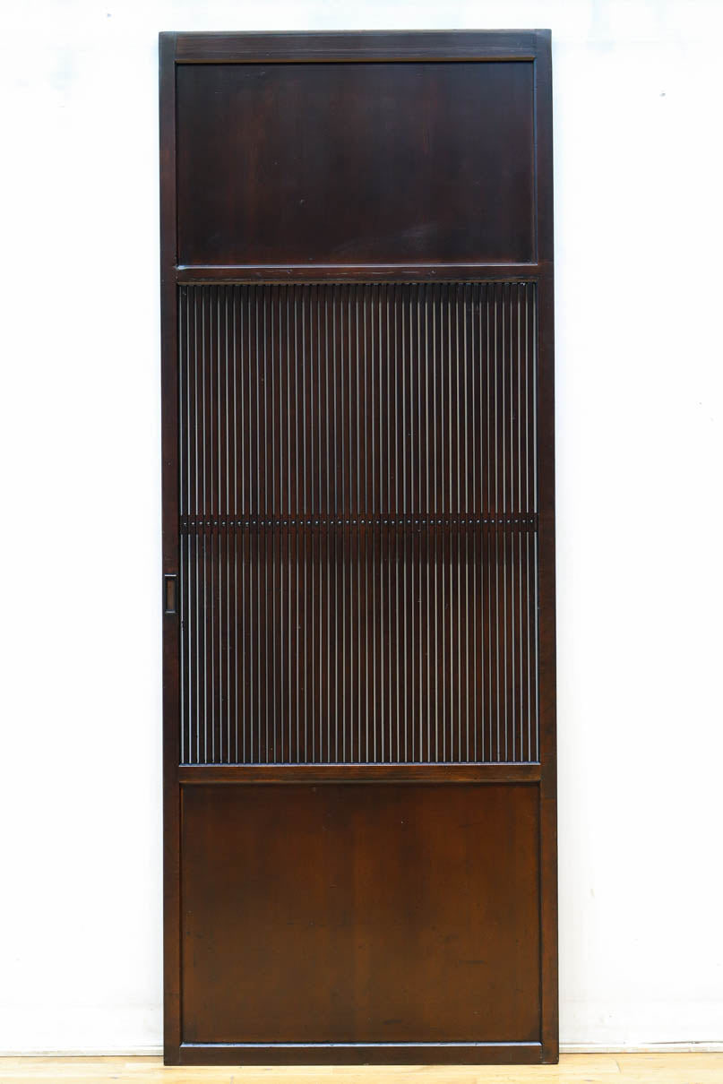 幅673ミリ　スリム幅！！ 繊細な格子を設けた透かし千本格子板戸　F8501　在庫4枚