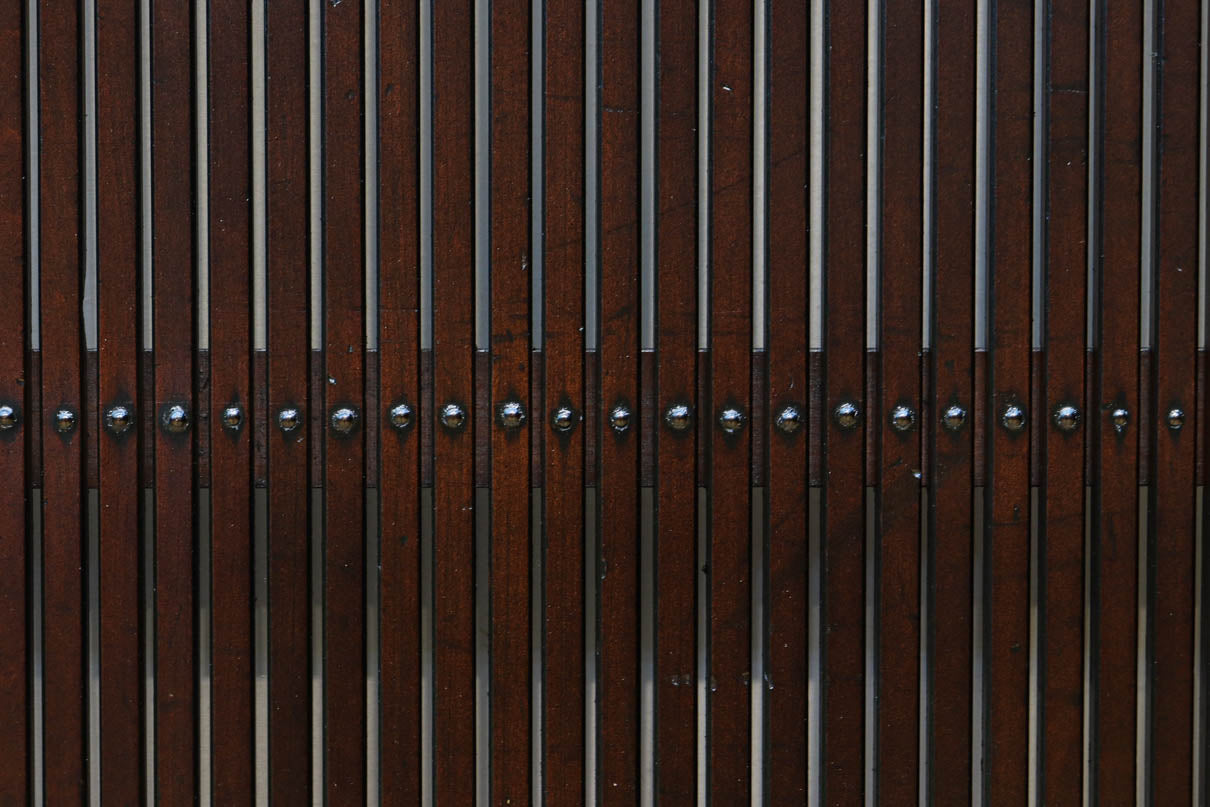 幅673ミリ　スリム幅！！ 繊細な格子を設けた透かし千本格子板戸　F8501　在庫4枚