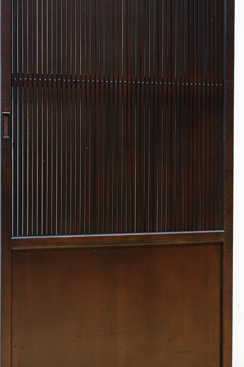 幅673ミリ　スリム幅！！ 繊細な格子を設けた透かし千本格子板戸　F8501　在庫4枚