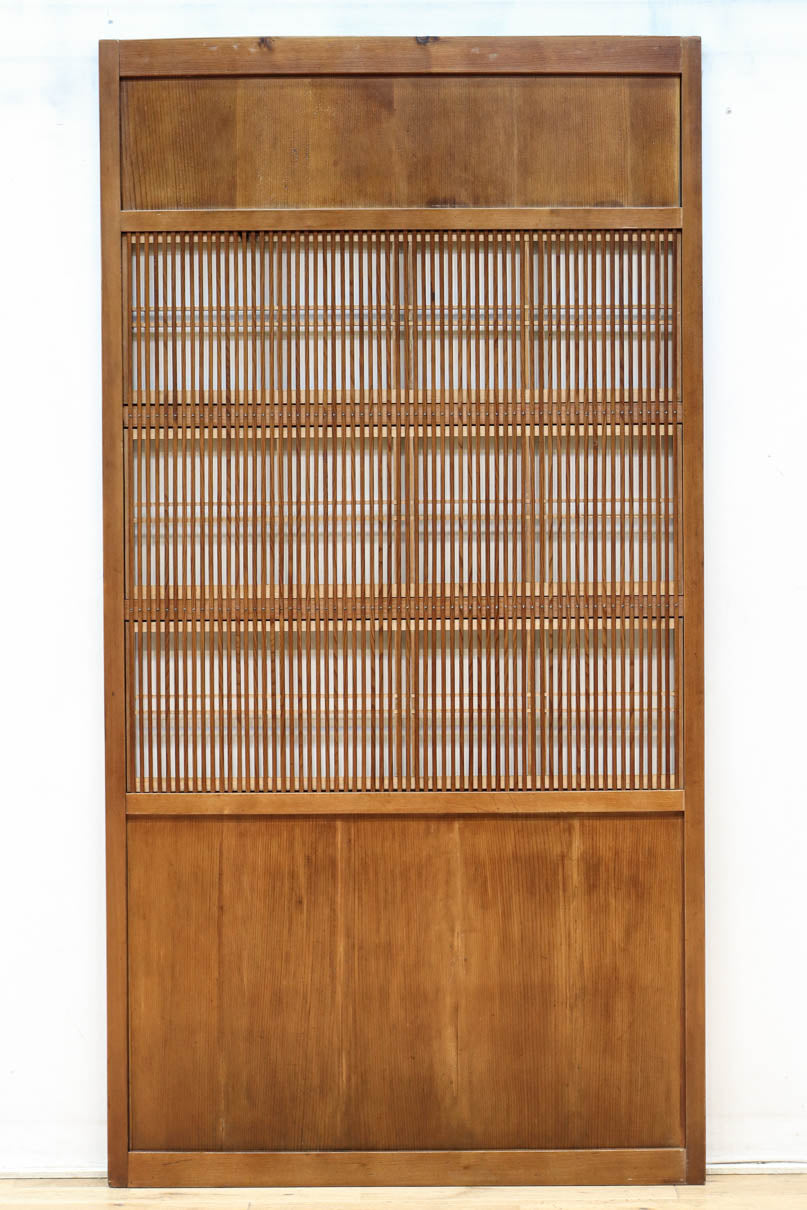 幅922ミリ　繊細な格子が見事な上品な佇まいの透かし板戸　F8502　在庫2枚