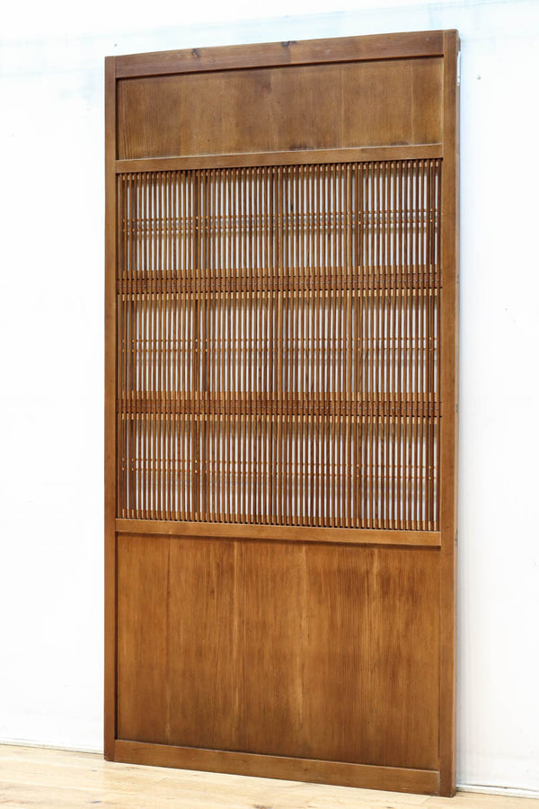 幅922ミリ　繊細な格子が見事な上品な佇まいの透かし板戸　F8502　在庫2枚