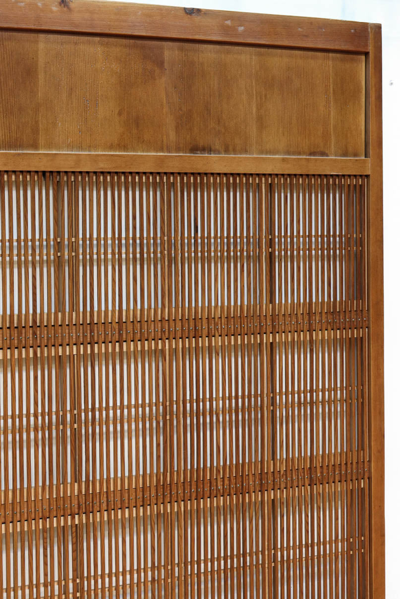 幅922ミリ　繊細な格子が見事な上品な佇まいの透かし板戸　F8502　在庫2枚