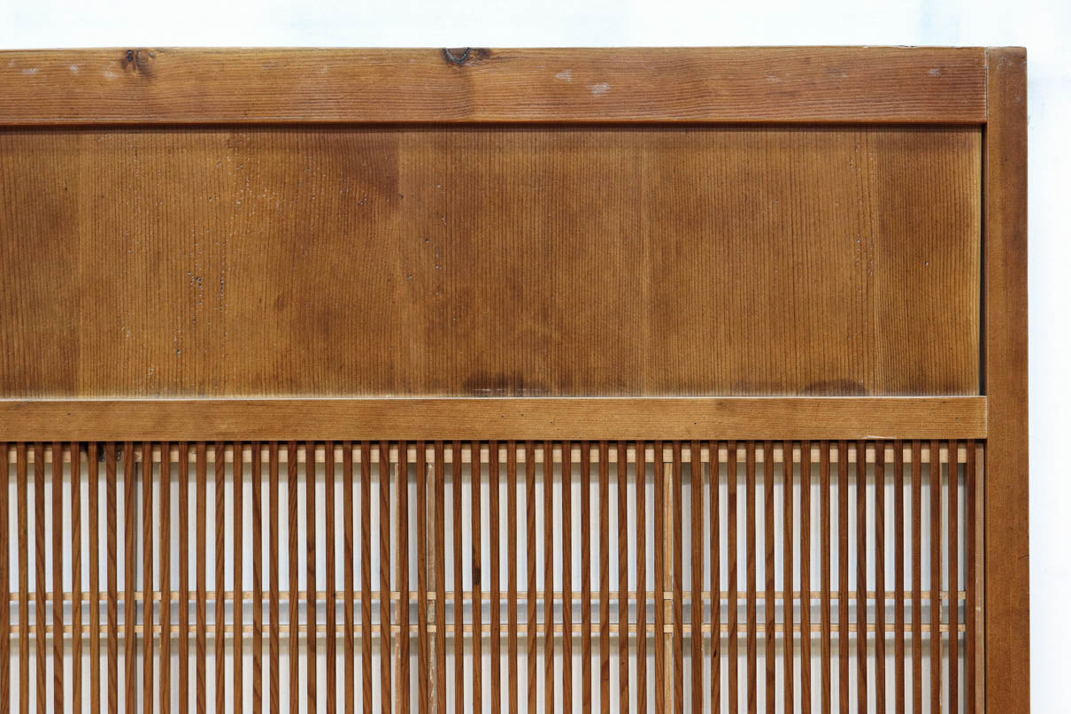 幅922ミリ　繊細な格子が見事な上品な佇まいの透かし板戸　F8502　在庫2枚