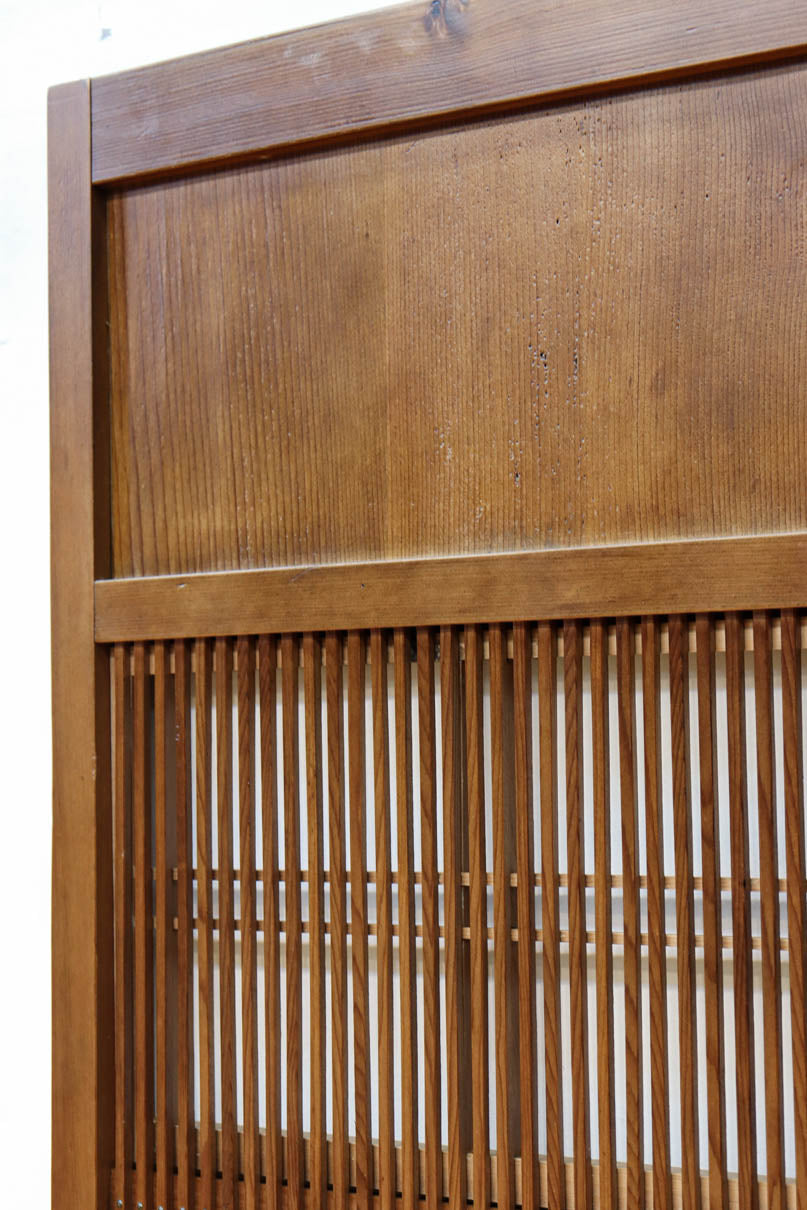 幅922ミリ　繊細な格子が見事な上品な佇まいの透かし板戸　F8502　在庫2枚