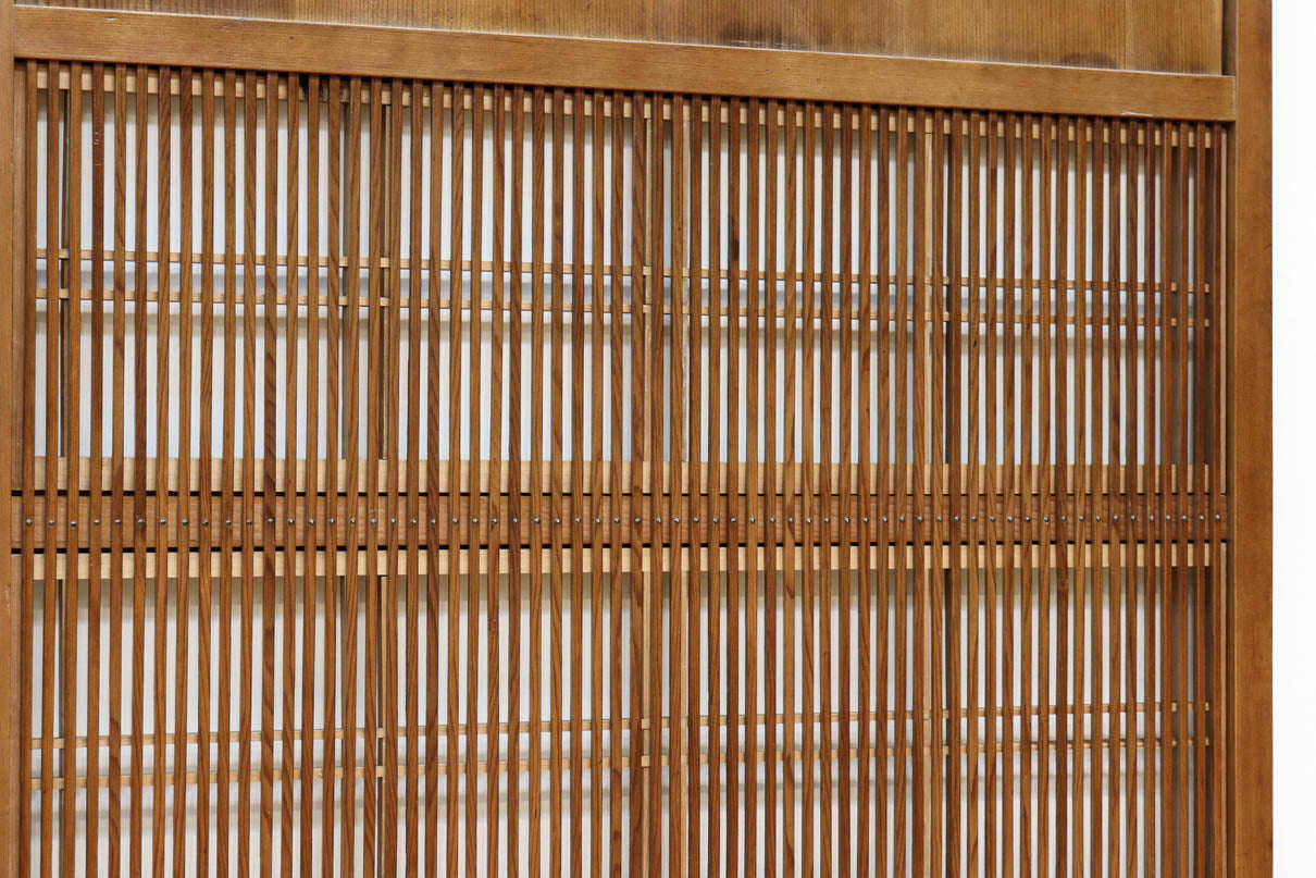 幅922ミリ　繊細な格子が見事な上品な佇まいの透かし板戸　F8502　在庫2枚
