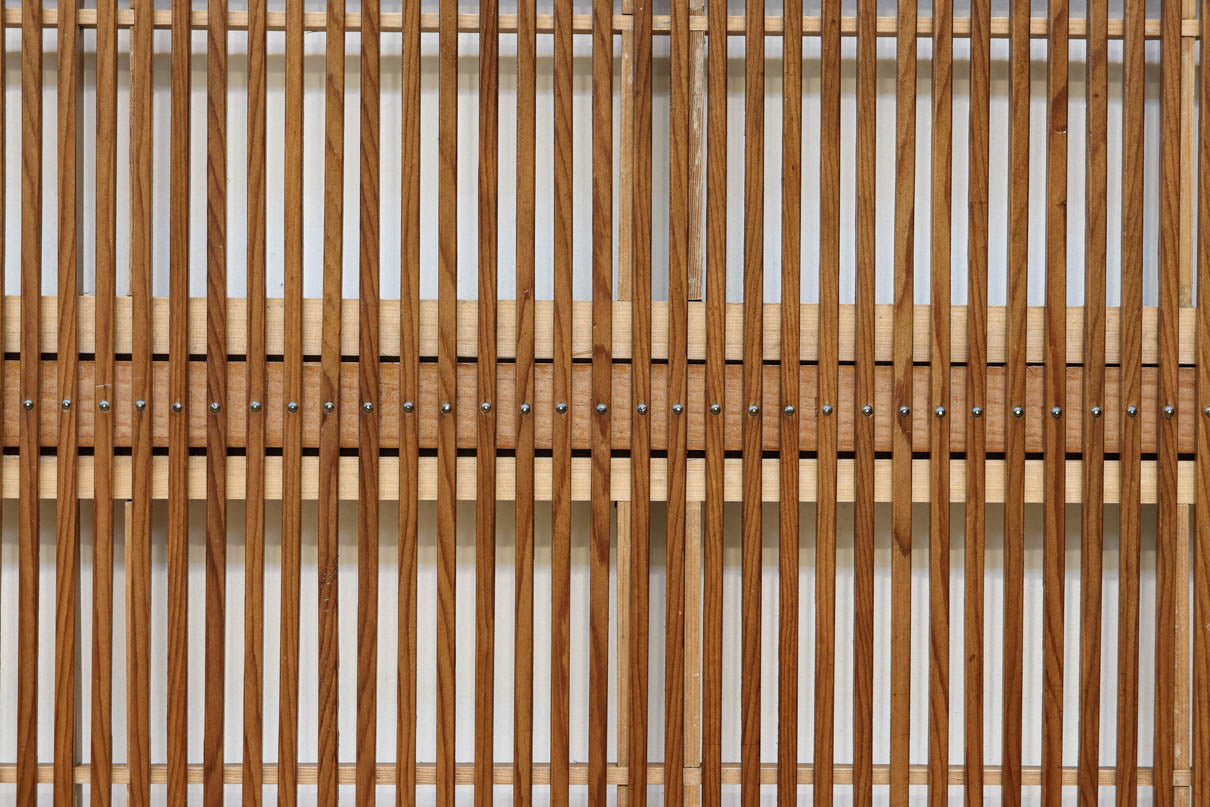 幅922ミリ　繊細な格子が見事な上品な佇まいの透かし板戸　F8502　在庫2枚