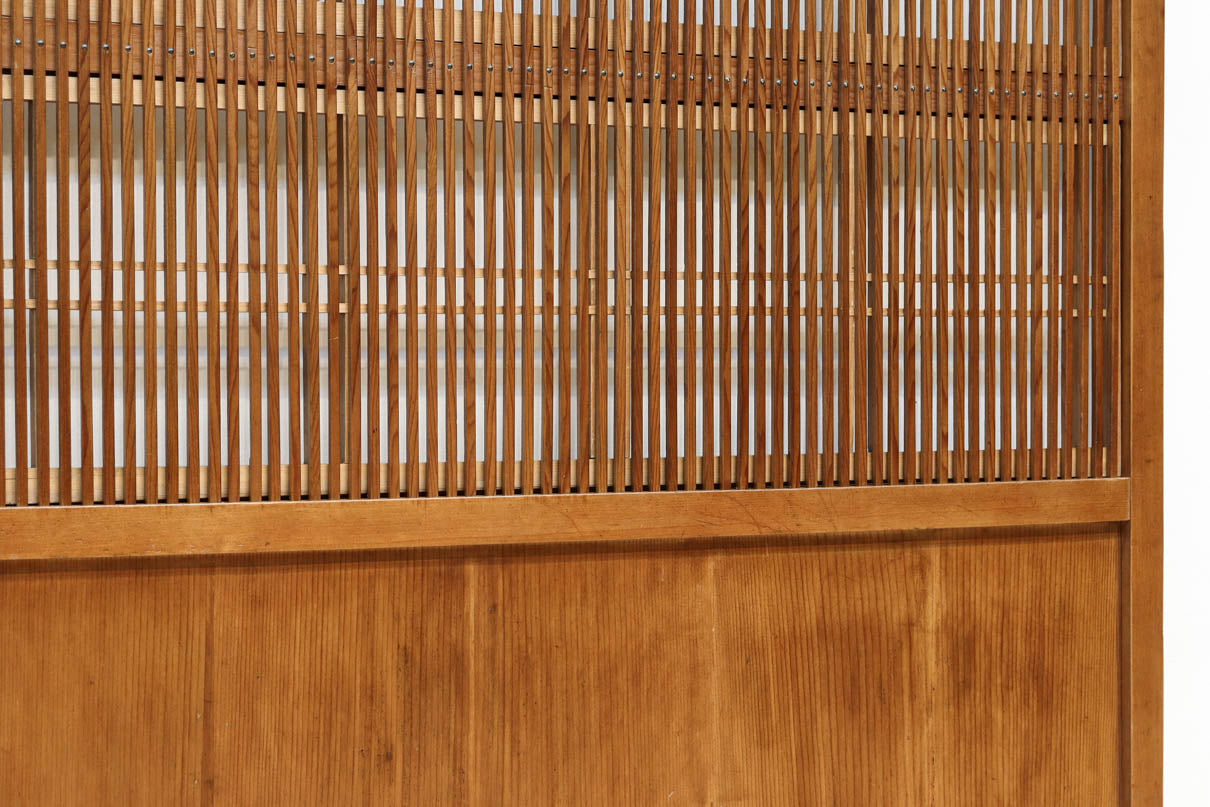 幅922ミリ　繊細な格子が見事な上品な佇まいの透かし板戸　F8502　在庫2枚