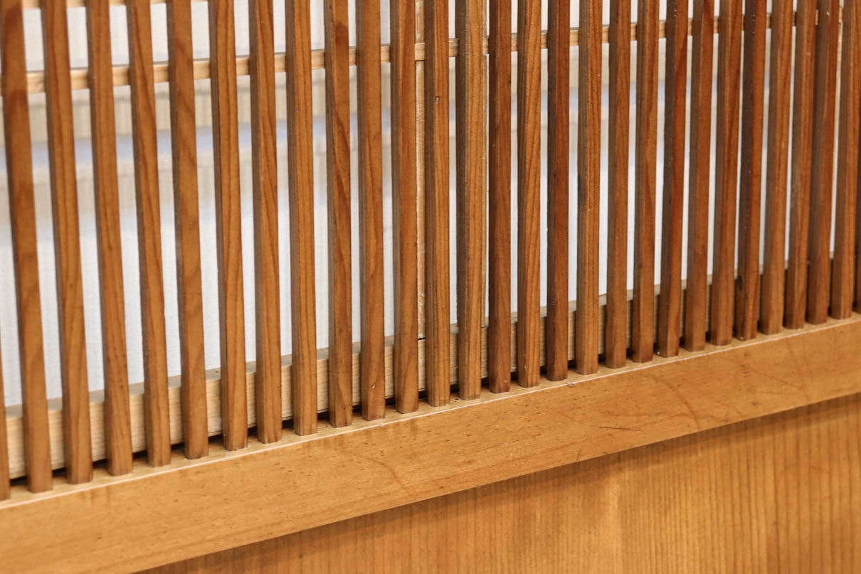 幅922ミリ　繊細な格子が見事な上品な佇まいの透かし板戸　F8502　在庫2枚