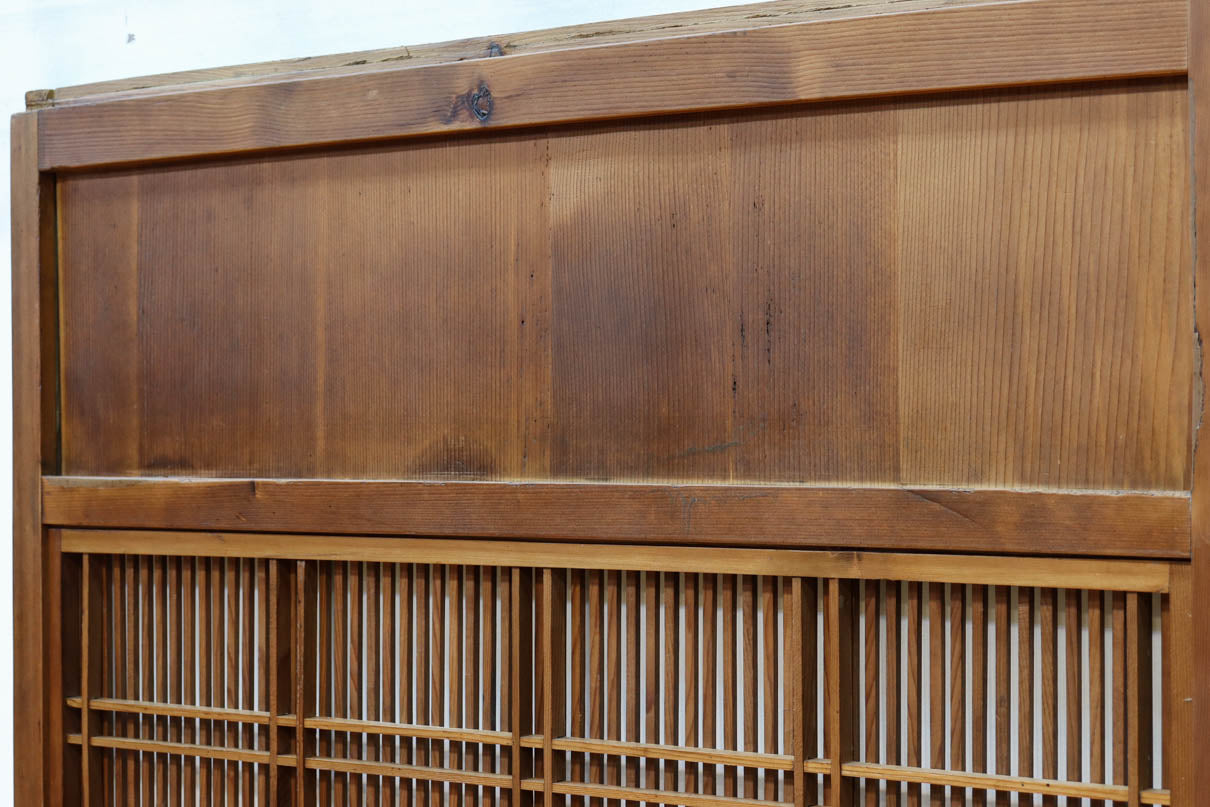 幅922ミリ　繊細な格子が見事な上品な佇まいの透かし板戸　F8502　在庫2枚