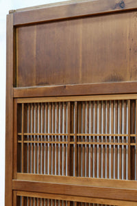 幅922ミリ　繊細な格子が見事な上品な佇まいの透かし板戸　F8502　在庫2枚