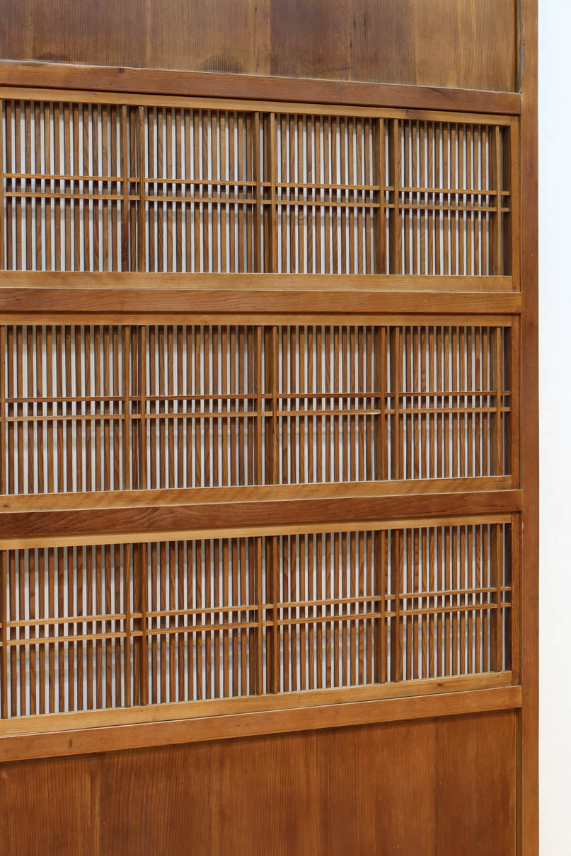 幅922ミリ　繊細な格子が見事な上品な佇まいの透かし板戸　F8502　在庫2枚