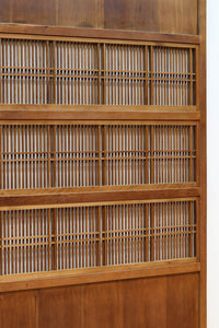 幅922ミリ　繊細な格子が見事な上品な佇まいの透かし板戸　F8502　在庫2枚