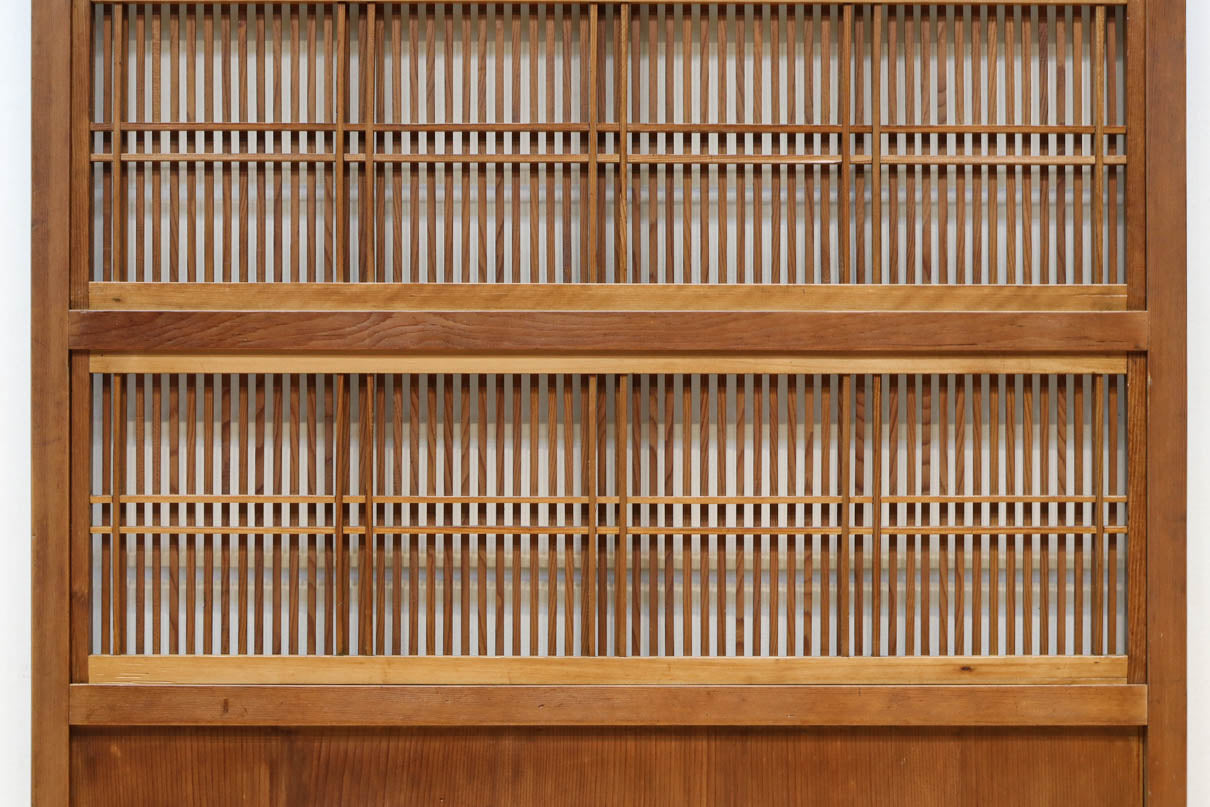 幅922ミリ　繊細な格子が見事な上品な佇まいの透かし板戸　F8502　在庫2枚