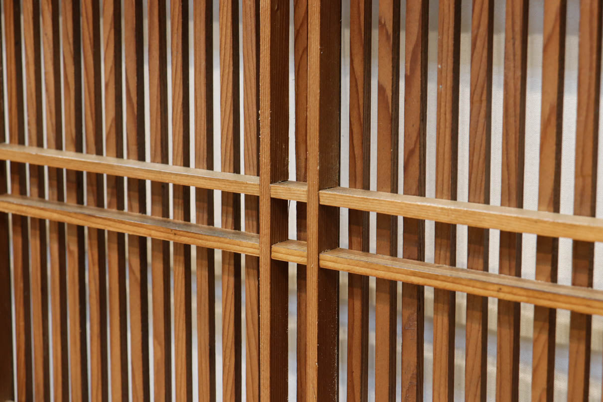 幅922ミリ　繊細な格子が見事な上品な佇まいの透かし板戸　F8502　在庫2枚