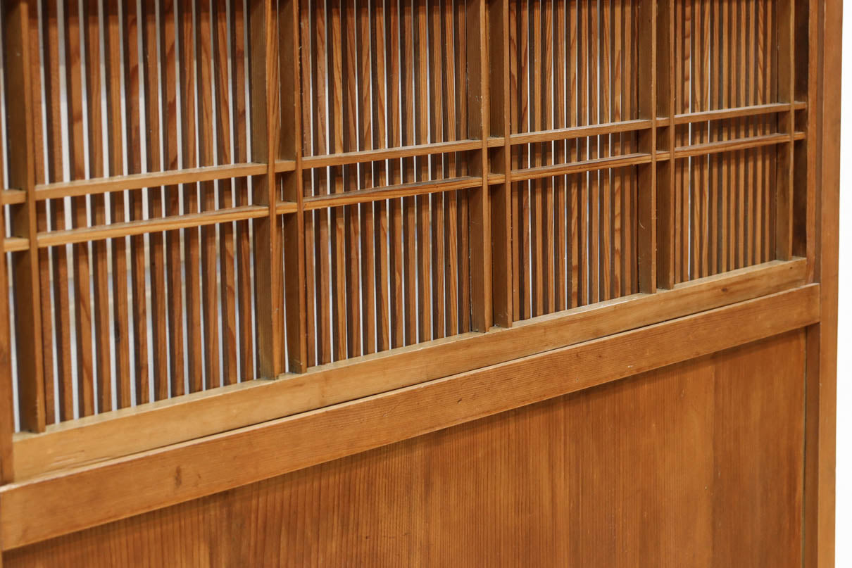 幅922ミリ　繊細な格子が見事な上品な佇まいの透かし板戸　F8502　在庫2枚