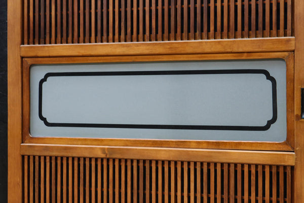 幅863ミリ 勢いのある杢目の腰板が見事な上質な大阪格子戸　F8506　在庫2枚