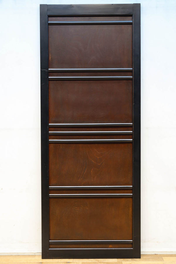 幅696ミリ　横桟の装飾が穏やかなケヤキ杢目を引き立てるスリム板戸　F8529　在庫1枚