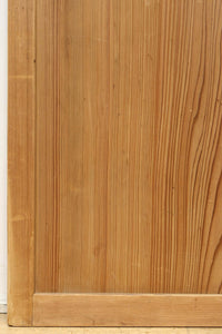 幅930ミリ　美しい杢目が貫禄を見せる稀少一枚板の杉板戸　F8530　在庫3枚