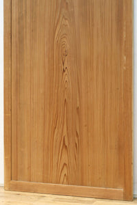 幅930ミリ　美しい杢目が貫禄を見せる稀少一枚板の杉板戸　F8530　在庫3枚