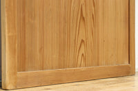 幅930ミリ　美しい杢目が貫禄を見せる稀少一枚板の杉板戸　F8530　在庫3枚