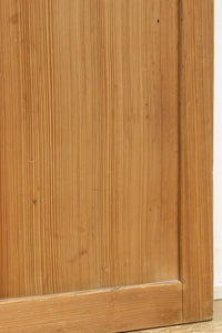 幅930ミリ　美しい杢目が貫禄を見せる稀少一枚板の杉板戸　F8530　在庫3枚