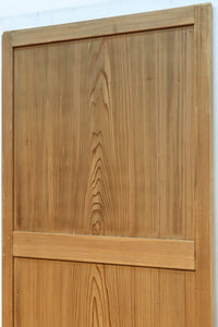 幅930ミリ　美しい杢目が貫禄を見せる稀少一枚板の杉板戸　F8530　在庫3枚