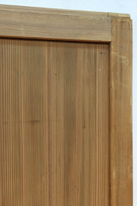 幅930ミリ　美しい杢目が貫禄を見せる稀少一枚板の杉板戸　F8530　在庫3枚