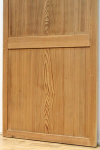 幅930ミリ　美しい杢目が貫禄を見せる稀少一枚板の杉板戸　F8530　在庫3枚