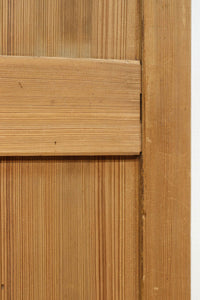 幅930ミリ　美しい杢目が貫禄を見せる稀少一枚板の杉板戸　F8530　在庫3枚