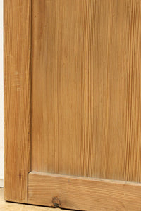 幅930ミリ　美しい杢目が貫禄を見せる稀少一枚板の杉板戸　F8530　在庫3枚