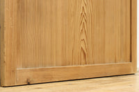 幅930ミリ　美しい杢目が貫禄を見せる稀少一枚板の杉板戸　F8530　在庫3枚