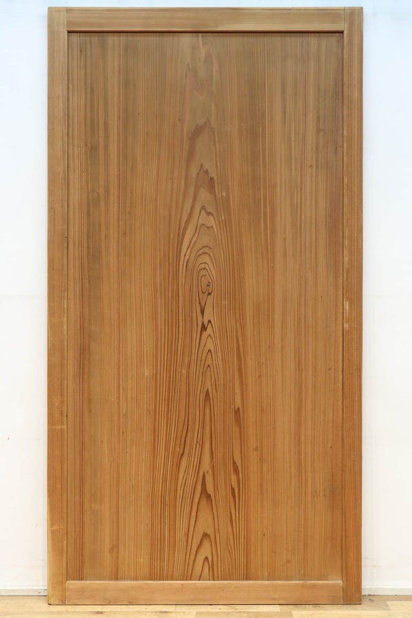 幅930ミリ　美しい杢目が貫禄を見せる稀少一枚板の杉板戸　F8530　在庫3枚
