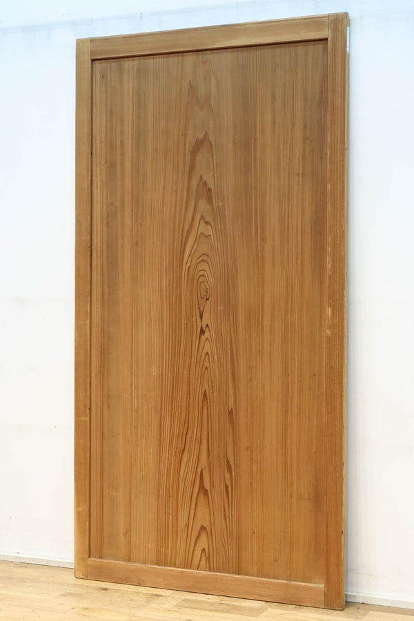 幅930ミリ　美しい杢目が貫禄を見せる稀少一枚板の杉板戸　F8530　在庫3枚