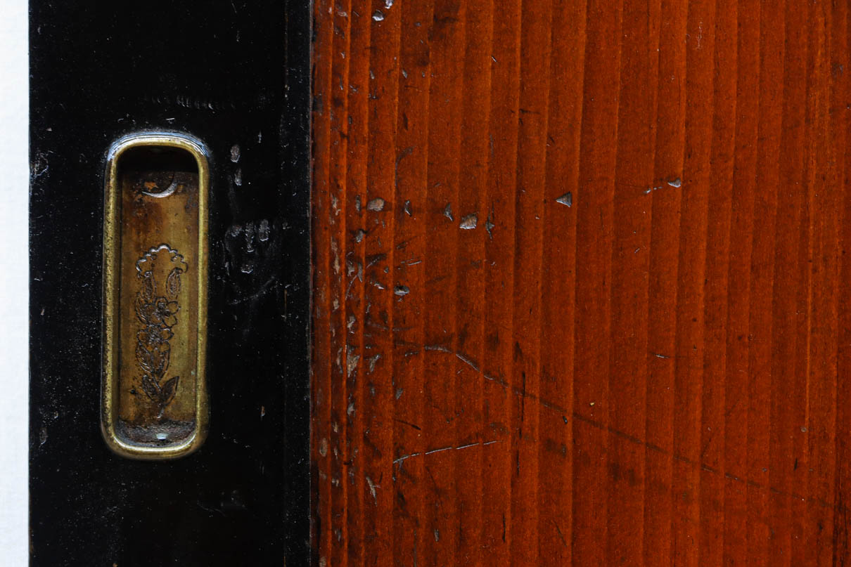 幅868ミリ　極上‼︎漆の艶が美しい上品な一枚板戸　F8532　在庫2枚