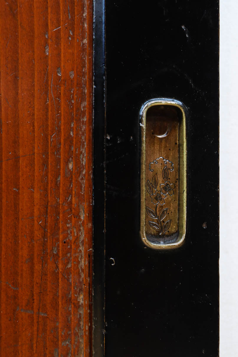 幅868ミリ　極上‼︎漆の艶が美しい上品な一枚板戸　F8532　在庫2枚